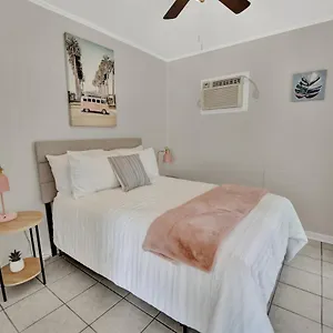 Apartment Sf Unit 3 - *across From Beach - Spacious Kitchen/living & Bdr, Panama City Beach
